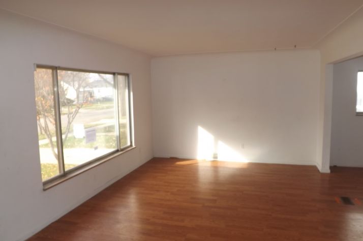 18761 Elkhart, Harper Woods, MI 48225