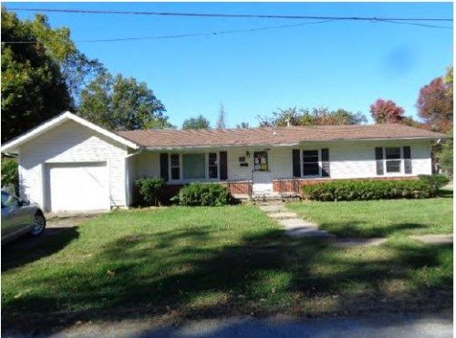 901 1st St, Benton, IL 62812