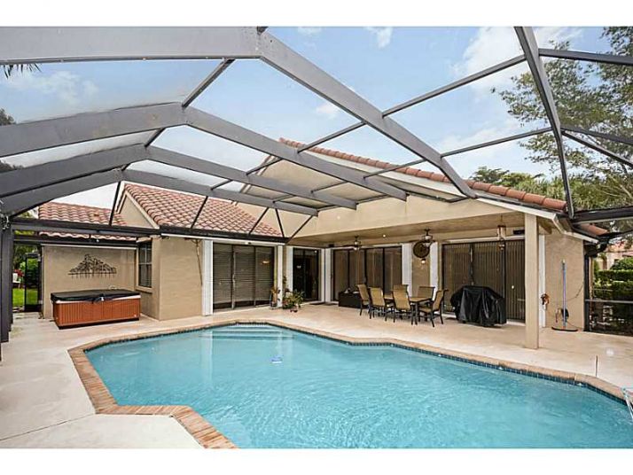 6880 NW 73 ST, Pompano Beach, FL 33067