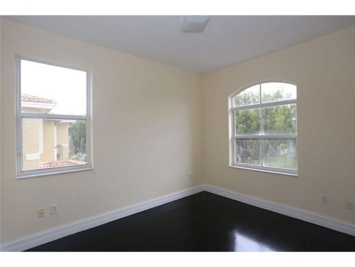 13749 SW 26th St, Hollywood, FL 33027