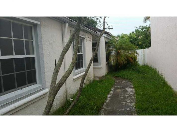 15663 NW 14th St, Hollywood, FL 33028