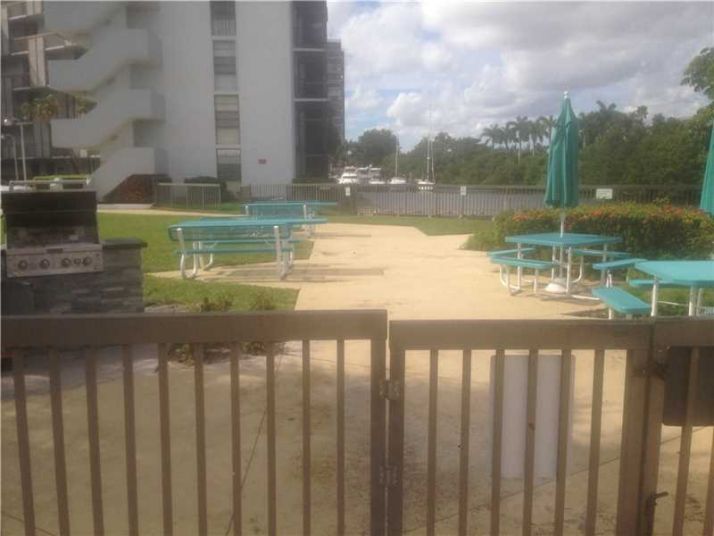 3475 N Country Club Dr # 408, Miami, FL 33180