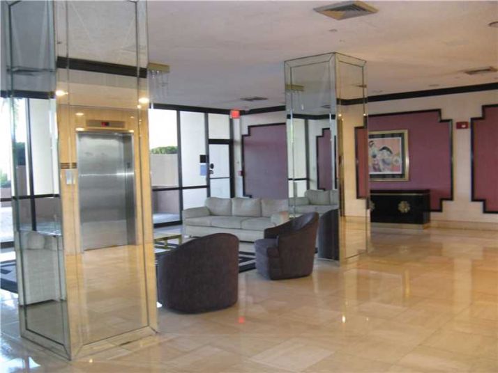 20301 W Country Club Dr # 1225, Miami, FL 33180