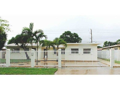 11542 NW 57 AV, Hialeah, FL 33012