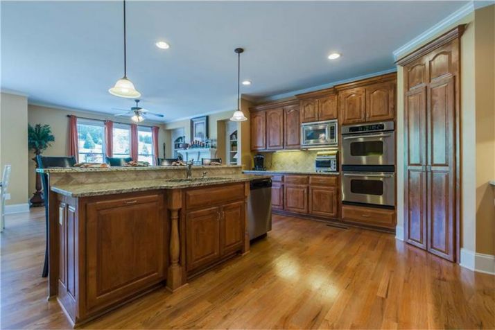 4716 Cardinal Ridge Way, Flowery Branch, GA 30542
