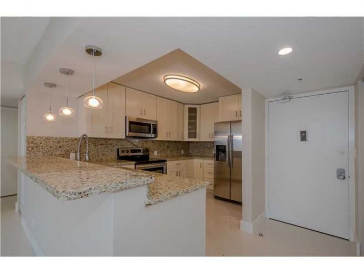 20335 W Country Club Dr # 909, Miami, FL 33180