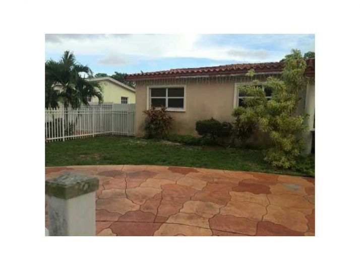 990 W 33rd St, Hialeah, FL 33012