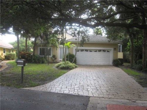 616 Misty Oaks Ln, Pompano Beach, FL 33069