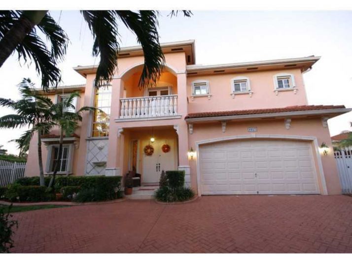 8917 NW 176th Ln, Hialeah, FL 33018