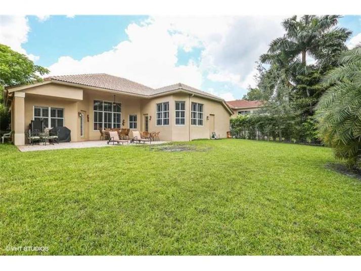 8284 S Lake Forest Dr, Fort Lauderdale, FL 33328