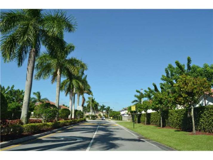 9726 NW 8 TE, Miami, FL 33172