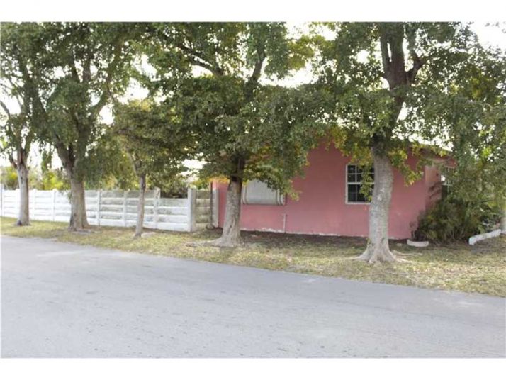 7740 Shalimar St, Hollywood, FL 33023