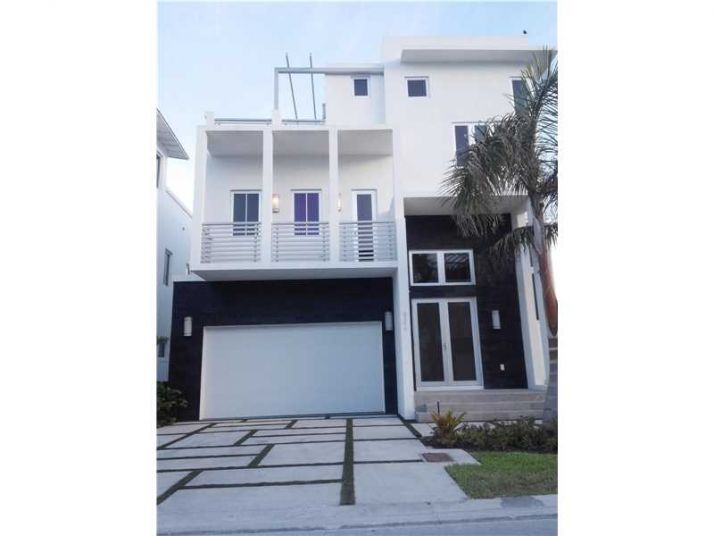 8237 NW 33rd Ter, Miami, FL 33122