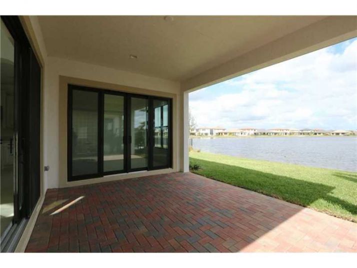 8970 Watercrest Circle W, Pompano Beach, FL 33076