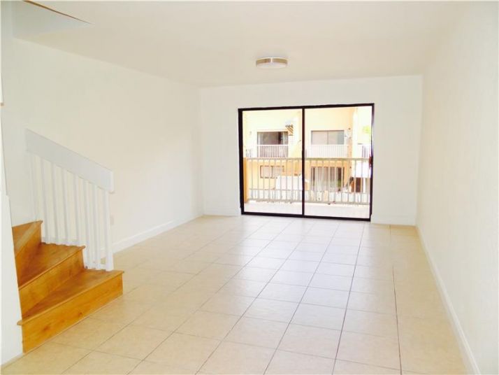 230 W 68th St # 203, Hialeah, FL 33014