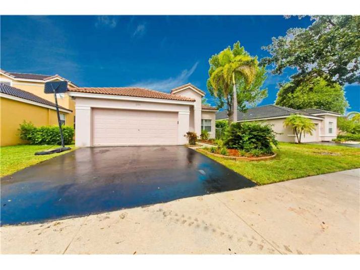 1253 Chinaberry Dr, Fort Lauderdale, FL 33327
