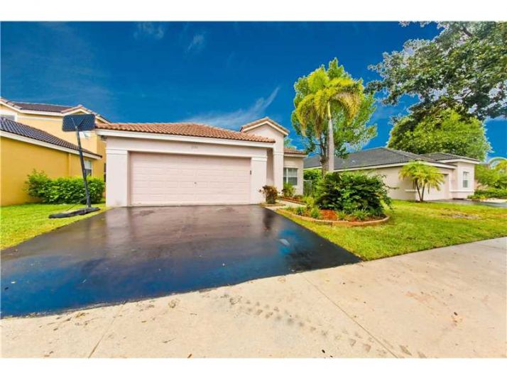 1253 Chinaberry Dr, Fort Lauderdale, FL 33327