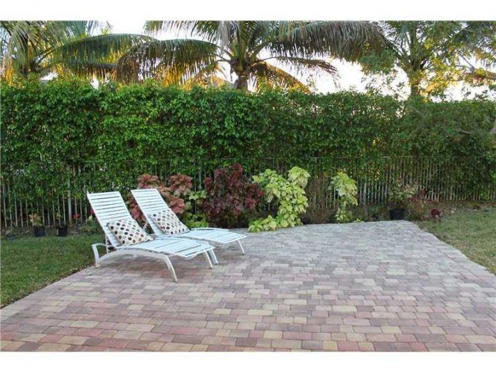 1569 WINTERBERRY LN, Fort Lauderdale, FL 33327