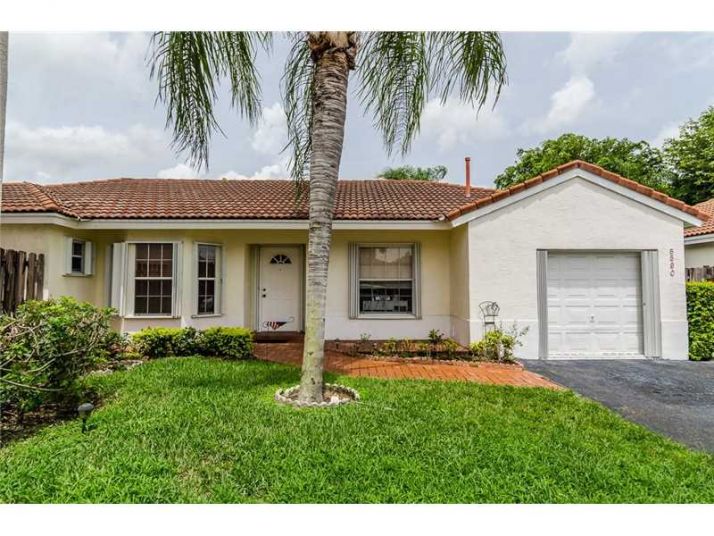 5590 NW 102nd Pl, Miami, FL 33178