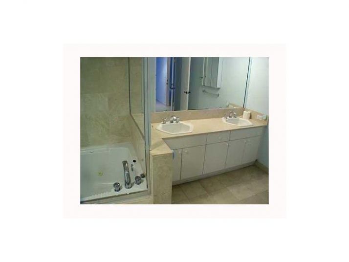 8855 E Collins # 5E, Miami Beach, FL 33154