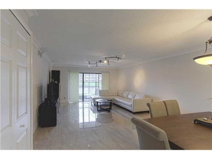 390 Lakeview Dr # 102, Fort Lauderdale, FL 33326