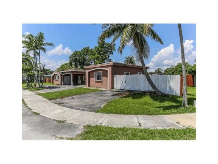 17820 NW 84th Ct, Hialeah, FL 33015