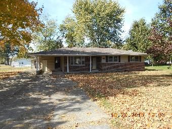 609 N Broadway St, Sesser, IL 62884