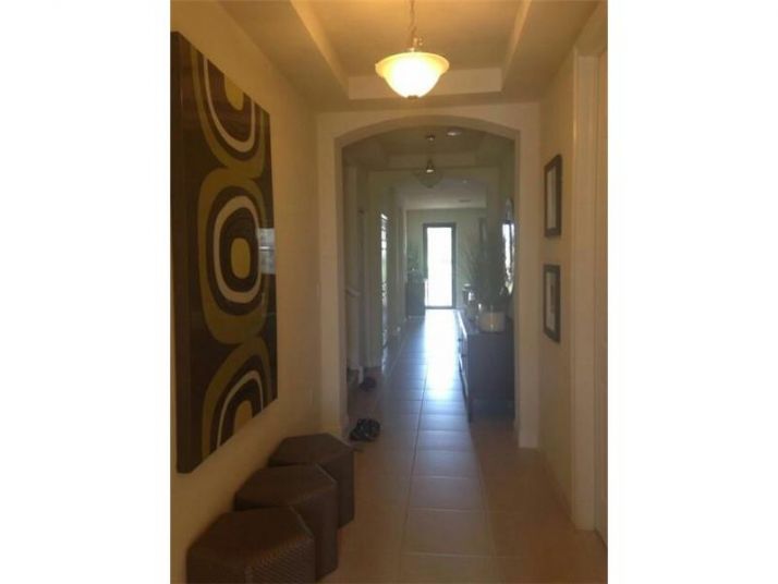 8800 NW 98th Ct, Miami, FL 33178