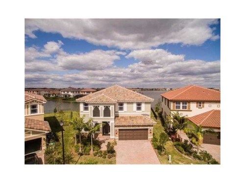 8621 Lakeside Bnd, Pompano Beach, FL 33076