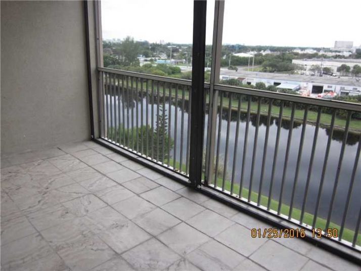 2202 S Cypress Bend Dr # 806, Pompano Beach, FL 33069