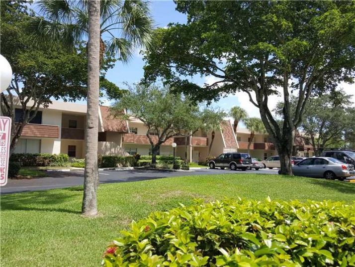 3641 Oaks Clubhouse Dr # 203, Pompano Beach, FL 33069