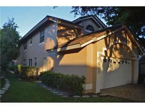 608 Misty Oaks Ln, Pompano Beach, FL 33069