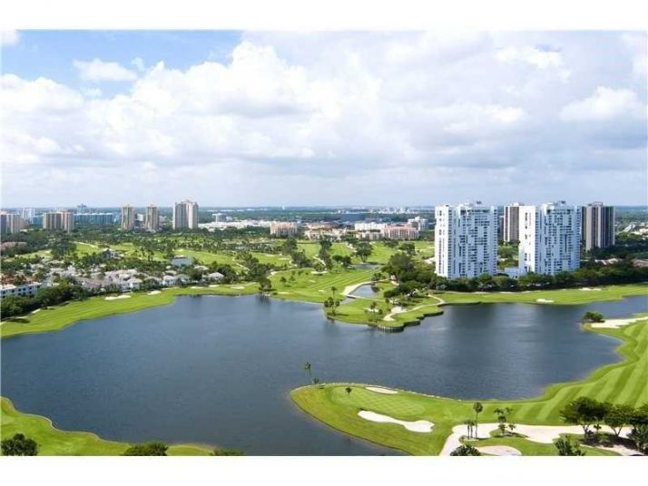 20281 E Country Club Dr # PH5, Miami, FL 33180