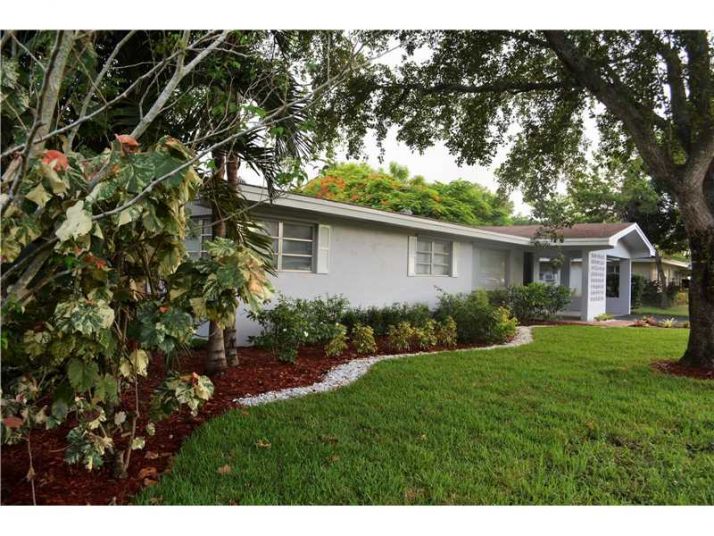 5692 SW 1st St, Fort Lauderdale, FL 33317