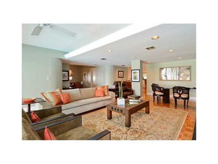 1015 S SOUTHLAKE DR, Hollywood, FL 33019