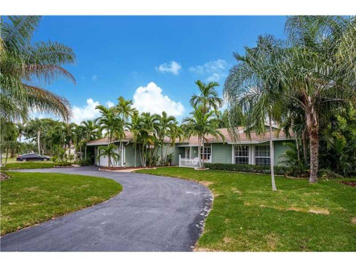 3080 Estates Dr, Pompano Beach, FL 33069