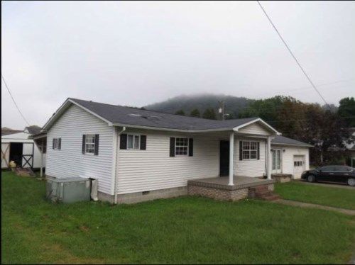 20 2nd Ave W, Madison, WV 25130