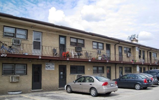 18 King Arthur Ct Apt 8, Melrose Park, IL 60164