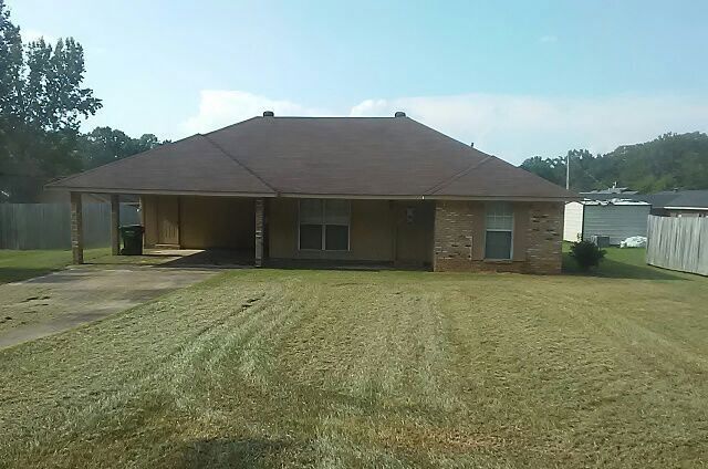 930 Cecil Shelton Dr, Grenada, MS 38901