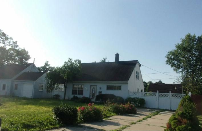 652 Dryden St, Westbury, NY 11590