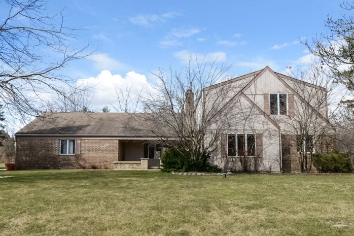 25644 N Arrowhead Dr, Mundelein, IL 60060