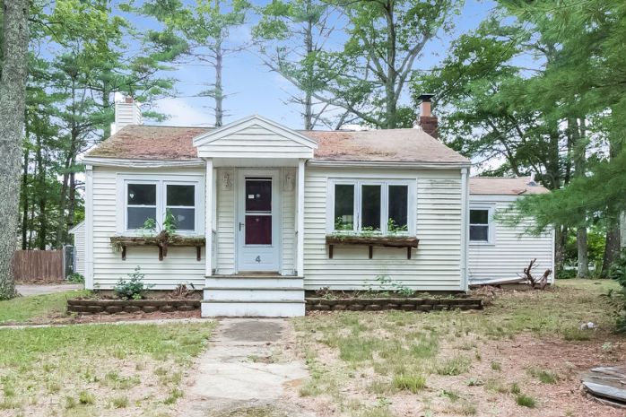 4 Doreen Wy, Carver, MA 02330