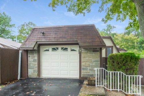 34 BLUE JAY CT, Howell, NJ 07731