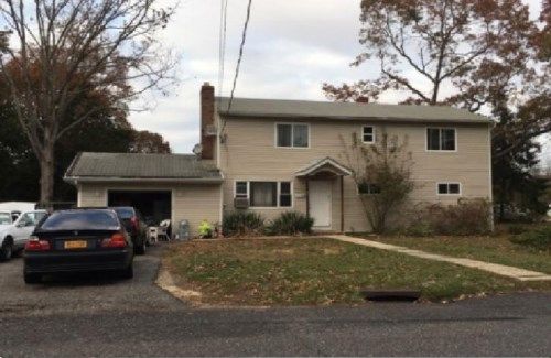 45 E Oakdale St, Bay Shore, NY 11706