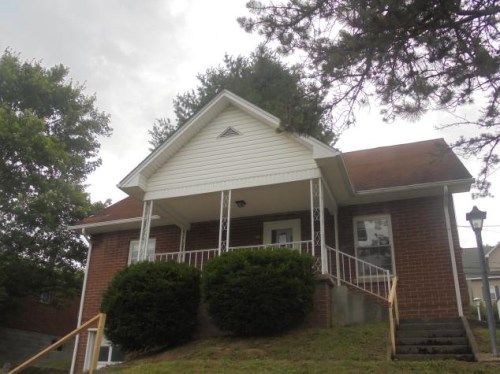 709 Broad St, Mount Hope, WV 25880