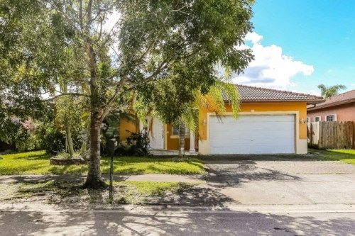 7910 Nw 201st Ter, Hialeah, FL 33015