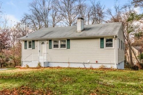 25 Barry Dr, Gales Ferry, CT 06335
