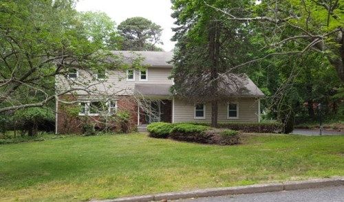 16 Gateway Dr, Wading River, NY 11792