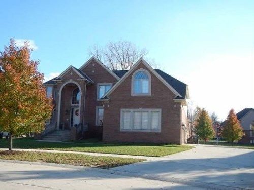 13332 Maple Lawn Dr, Utica, MI 48315