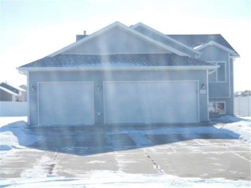 905 27th St SE, Mandan, ND 58554